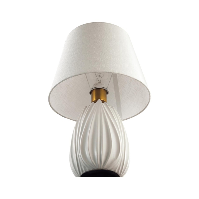 Настольная лампа E27 1*60W 220V SONA COMFI LN26 477 LUMION 8121/1T, фото на цветном фоне 1 Настольная лампа E27 1*60W 220V SONA COMFI LN26 477 LUMION 8121/1T, фото на цветном фоне 1